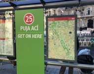 el Ayuntamiento de Valencia suprime el castellano en las paradas de autobús